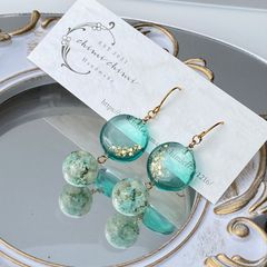 エメラルドグリーン　かすみ草ボールのピアス