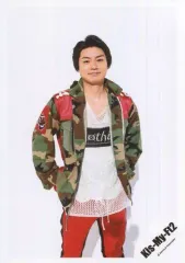 【中古】生写真(ジャニーズ) Kis-My-Ft2/横尾渉/膝上・衣装カーキ赤・両手腰/アルバム「Yummy!!」ジャケ写撮影オフショット/公式生写真