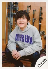 【中古】生写真(ジャニーズ) 関西ジャニーズJr./岡佑吏/全身(足見切れ)・しゃがみ・衣装グレー・緑・左向き・笑顔/「関ジュ 夢の関西アイランド 2020 in 京セラドーム大阪 ～遊びにおいでや!満足 100%～」グッズオフショット/公式生写真