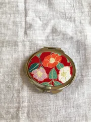 ちりめんの椿柄が素敵な和風コンパクトミラー（手鏡）シルバー