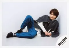 【中古】生写真(ジャニーズ) Sexy Zone/佐藤勝利/横型・全身・衣装黒・白・寝そべり・右膝立て・背景白/アルバム「PAGES」MV＆ジャケ写オフショット/公式生写真