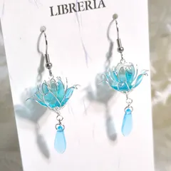 睡蓮とダガ―ビーズのピアス【水色】