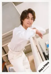 【中古】生写真(ジャニーズ) King ＆ Prince/高橋海人/膝上・衣装白・両手手すり・体右向き・カメラ目線/「King ＆ Prince CONCERT TOUR 2020 ～L＆～」グッズオフショット/公式生写真