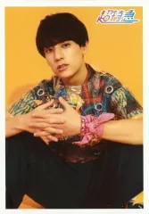 【中古】生写真(男性) 超特急/ユースケ(福田佑亮)/膝上・座り・衣装緑・両手組み・背景黄/「超特急 POP UP STORE」GOLDEN EPOCH SPECIAL 生写真 タクヤ PRUDUCE Ver.(渋谷限定)