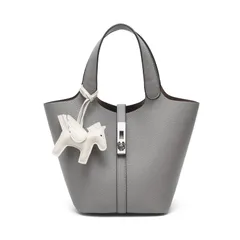 ハンドバッグ レディース レザー トートバッグ 小さめ 可愛い おしゃれ 大容量 軽量 通勤 人気 高見え シンプル 柔らかい 自立 内ポケット付き チャーム付属