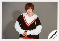 【中古】生写真(ジャニーズ) Travis Japan/七五三掛龍也/横型・衣装黒.白・両手組み・背景グレー/「Travis Japan LIVE TOUR 2020 ENTER 1234567」グッズオフショット/公式生写真