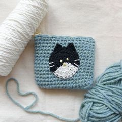 かぎ針編みの猫ちゃんポーチ ファスナー 裏地 付き　ハチワレ