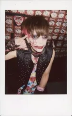【中古】生写真(男性) MeteoroiD/raL/上半身・衣装黒・花柄・ノースリーブジャケット・右手耳・小指立て・左手下・目線右上/生チェキ