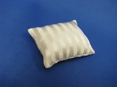 ミニチュア 【レディアンのお気に入り】　シルクストライプのクッション　LA048 ドールハウス用のサムネイル