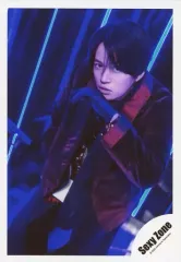 【中古】生写真(ジャニーズ) Sexy Zone/菊池風磨/膝上・衣装黒・赤紫・左手顎・左向き・背景黒・ライト青・ネオン/アルバム「POP × STEP!?」MVオフショット/公式生写真