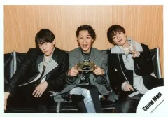 【中古】生写真(ジャニーズ) Snow Man/岩本照・深澤辰哉・宮舘涼太/横型・膝上/「Snow Man 1st DOME tour 2023 i DO ME」グッズオフショット/公式生写真