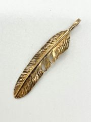 【IT2N2CCCIML0】ARIZONA FREEDOM アリゾナフリーダム 全金フェザー 左向き ゴールド ペンダントトップ 2.9g 50mm
