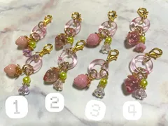 【いちごチャーム】 ハンドメイド ビーズ チャーム