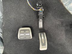 アウディ・A4(8WDEM) アクセルペダル　ブレーキカバー　 8W1723523A 中古