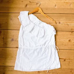 美品✨ バナナリパブリック BANANA REPUBLIC ブラウス ノースリーブ フリル 変形 ラッフル アシンメトリー 肩出し 刺繍 シアー 透け感 小さめ