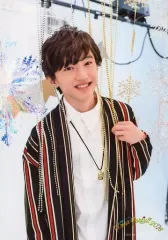 【中古】生写真(ジャニーズ) 関西ジャニーズJr./道枝駿佑/上半身・衣装青・赤・白・左手飾り・背景白/「X’mas Party!! 2018」オリジナルフォト