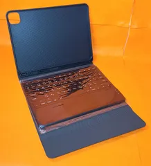 ペンシルホルダー付き 多角度調整 脱着式 薄型ケースキーボード カバー BT キーボード第4世代/3世代/2世代/1世代（2022/2021/2020/2018モデル）JIS基準日本語配列 マグネット付き キーボード 笑声出品商品