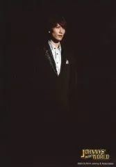 【中古】生写真(ジャニーズ) Snow Man/渡辺翔太/膝上・衣装黒白・体斜め右向き・目線右・背景黒/Johnnys’ 2020 world