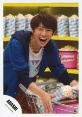 【中古】生写真(ジャニーズ) 嵐/相葉雅紀/上半身・衣装青・笑顔・ポップコーン・ショッピングカート/公式生写真