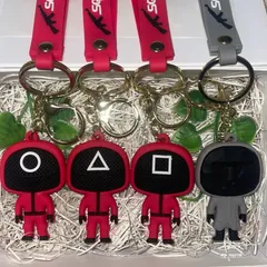 【４個セット】Netflixドラマ イカゲーム フロントマン ピンクガード 薄型ver キーホルダー ストラップ 全４種