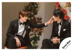 【中古】生写真(STARTO) Snow Man/ラウール・向井康二/横型・膝上/アルバム「THE BEST 2020 - 2025」MV＆ジャケ写オフショット/公式生写真