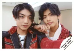 【中古】生写真(ジャニーズ) 7 MEN 侍/本高克樹・菅田琳寧/横型・バストアップ・衣装黒・白・赤・口閉じ・菅田右手口元/Johnnys’ ISLAND セルフィー 2020/公式生写真