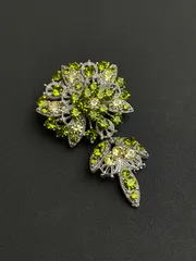 ヴィンテージ　2way ブローチ兼ペンダントトップオリーブグリーンの輝き ラインストーン装飾