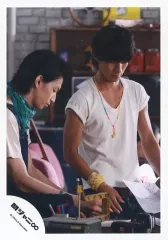 【中古】生写真(ジャニーズ) 関ジャニ∞/錦戸亮・大倉忠義/上半身・衣装白・紺・デニム・オーバーオール・スカーフ緑・大倉体右向き・錦戸右手パー・手首にバンダナ・目線下/公式生写真