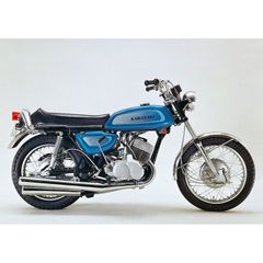 絵画風 壁紙ポスター (はがせるシール式) カワサキ 500-SS H1 マッハ3 青 1971年 伝説のバイク キャラクロ K5SS-016A2 (A2版 594mm×420mm) ＜日本製＞ ウォールステッカー お風呂ポスター