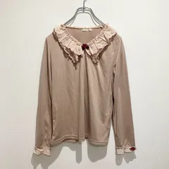 axes femme アクシーズファム　レディース　トップス　Tシャツ　カットソー　ブラウス風　長袖　袖フリル　Vネック　レース襟　パールビーズ　バラモチーフ　花　無地　単色　ベージュ系　カジュアル　フェミニン　かわいい　SU192h622