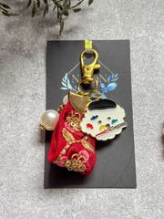 585≫ワンコチャームとインド刺繍リボンのキーホルダー