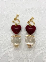 No.9𖤐赤いマーブルハートとクリアなイチゴのイヤリング ピアス ゴールド いちご ハンドメイド