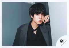 【中古】生写真(ジャニーズ) 美 少年/佐藤龍我/横型・バストアップ/「少年たち あの空を見上げて」グッズオフショット/公式生写真