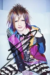 【中古】生写真(男性) ☆BugLug/一聖/直筆サイン入り・膝上・衣装カラフル・座り・右手足の間・ポストカードサイズ/CD「G.A.G」発売記念 dwango.jp対象楽曲購入者限定特典生写真