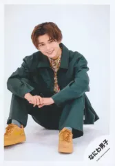 【中古】生写真(ジャニーズ) なにわ男子/長尾謙杜/座り/「関西ジャニーズJr. あけおめコンサート2021～関ジュがギューッと大集合～」グッズオフショット/公式生写真