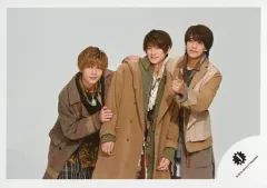 【中古】生写真(ジャニーズ) King ＆ Prince/平野紫耀・永瀬廉・高橋海人/横型・膝上・衣装茶色・カーキ・目線左・永瀬前屈み・高橋左手指差し/「Johnnys’ ISLAND」グッズオフショット/公式生写真