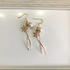 雪の結晶とコットンパールのピアス