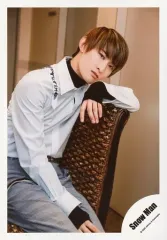 【中古】生写真(ジャニーズ) Snow Man/向井康二/膝上・座り・衣装白・黒・グレー・右向き・左手曲げ・首傾げ/シングル「D.D. / Imitation Rain」MV＆ジャケ写オフショット/公式生写真