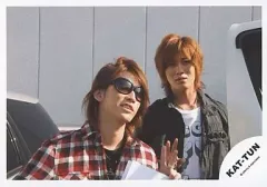 【中古】生写真(ジャニーズ) KAT-TUN/亀梨和也・赤西仁/横型/亀梨サングラス/ピースのサムネイル