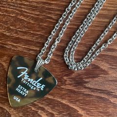 ギターピック　ペンダントネックレス　(3mm) Fender ベッコウ2