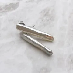 照り照りバロックパールのスティックピアス/イヤリング 25mm 2.5cm 淡水真珠 スタッド チタン シンプル 大粒