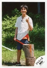 【中古】生写真(ジャニーズ) ジャニーズWEST/重岡大毅/全身・衣装白・青・左手親指立て・右手斧・野外/アルバム「WESTV!」MV＆ジャケ写オフショット/公式生写真