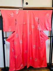 着物 小紋 正絹 / 赤色系 / 一つ紋 蔦紋 / 草花文 / 身丈約149cm 裄丈約63cm 袖幅約52cm 後幅28.5cm 前幅24.5cm TCS着物 W18
