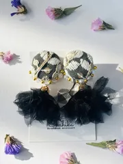 白インド刺繍リボン(黒地)／黒タッセル ピアス イヤリング ハンドメイド