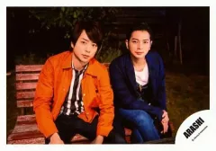 【中古】生写真(ジャニーズ) 嵐/櫻井翔・松本潤/膝上・座り・衣装オレンジ白・目線正面/「青空の下、キミのとなり」PV＆ジャケ/公式生写真