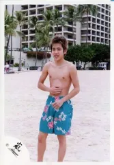 【中古】生写真(ジャニーズ) 嵐/二宮和也/膝上・衣装青・花柄・水着・右手腹・体左向き・背景砂浜/公式生写真
