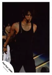 【中古】生写真(ジャニーズ) Hey! Say! JUMP/岡本圭人/ライブフォト・膝上・タンクトップ黒・両手後ろ・体右向き・後ろに人/公式生写真