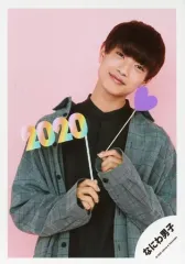 【中古】生写真(ジャニーズ) なにわ男子/高橋恭平/上半身・衣装グレー・黒・両手フォトプロップス・首傾げ・口閉じ・背景ピンク/Greeting Photo ～ニューイヤーVer.～/公式生写真