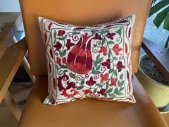 ウズベキスタンの芸術シルクの手刺繍スザニのクッションカバー/34×36/1枚のみ可愛いチューリップ柄/クッションカカバーだけではなく椅子の下やティーマットにも！春はお部屋の模様替え！