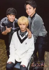 【中古】生写真(ジャニーズ) ジャニーズWEST/桐山照史・藤井流星・重岡大毅/膝上・衣装グレー.黒.白・藤井座り・桐山左手藤井の肩/「ジャニーズWEST LIVE TOUR 2017 なうぇすと」オリジナルフォトセット